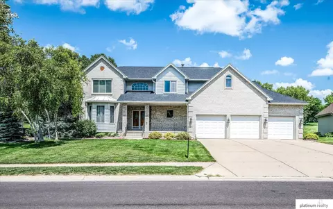 1206 Norton Dr, Papillion, NE 68046