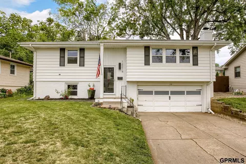 12218 Sandra Cir, Omaha, NE 68137