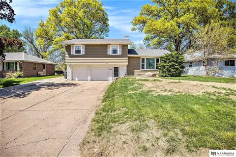 7610 Parker St, Omaha, NE 68114