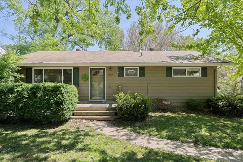 1909 Collins Dr, Bellevue, NE 68005