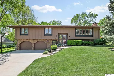 724 Leawood Dr, Omaha, NE 68154