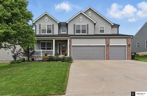 2421 Sand Hills Dr, Papillion, NE 68046