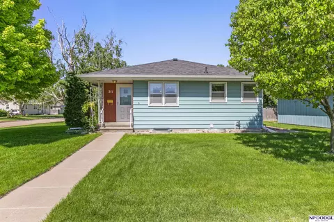 211 N Birchwood Dr, Fremont, NE 68025