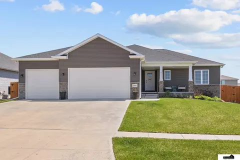 1212 Birchwood Dr, Hickman, NE 68372