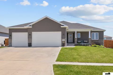 1212 Birchwood Dr, Hickman, NE 68372