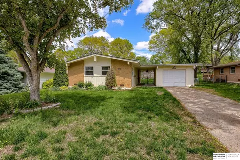 8516 Templeton Dr, Omaha, NE 68134
