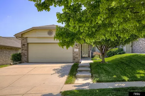 5725 Shadow Ln, Lincoln, NE 68516