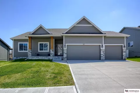 2017 Raven Ridge Dr, Bellevue, NE 68123