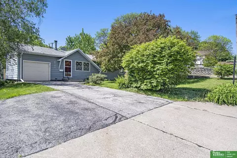 8525 Parker St, Omaha, NE 68114