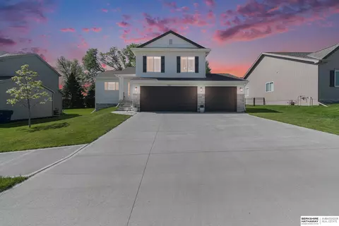 17805 Palisades Dr, Omaha, NE 68136