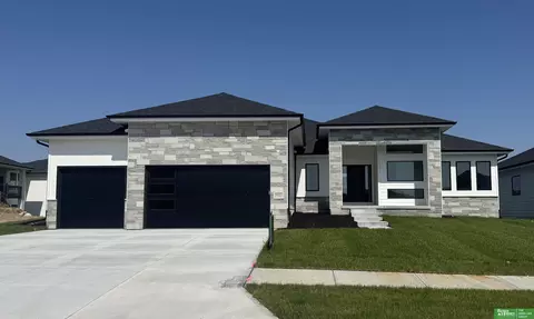 5431 N 212th St, Elkhorn, NE 68022