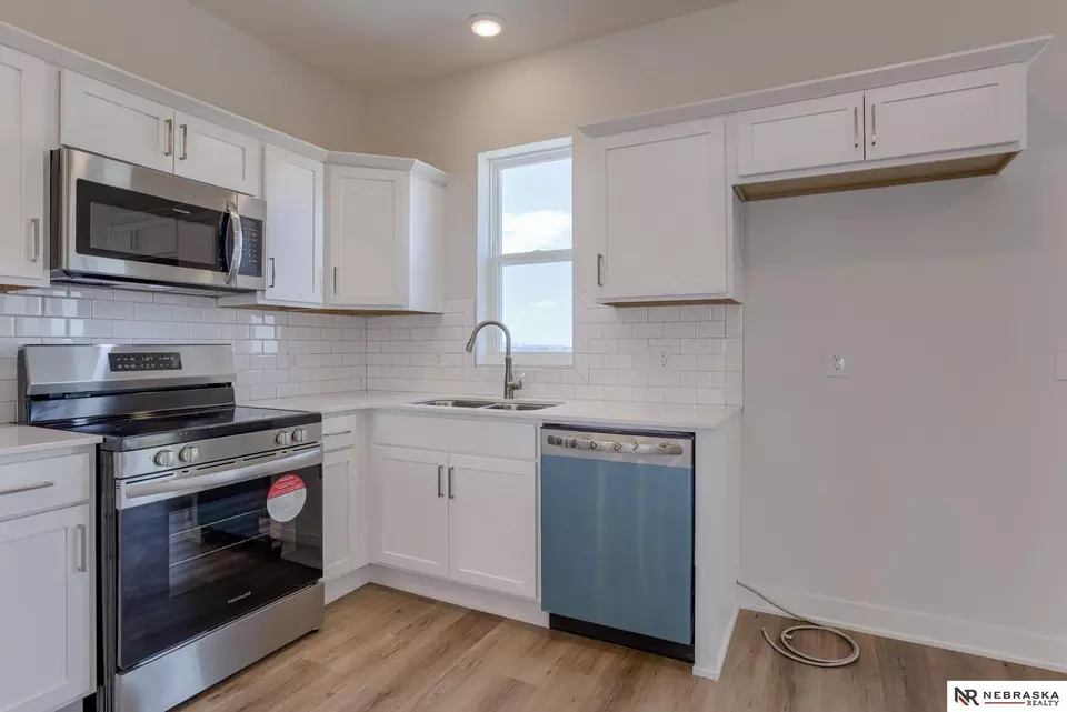 Kitchen - 4613 Leawood Ct, Papillion, NE 68133 photo 2 of 4