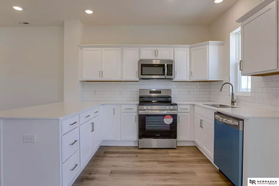 Kitchen - 4613 Leawood Ct, Papillion, NE 68133 photo 3 of 4