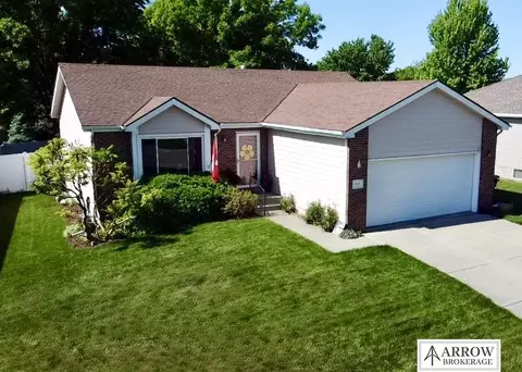 1915 Garret Ln, Lincoln, NE 68512