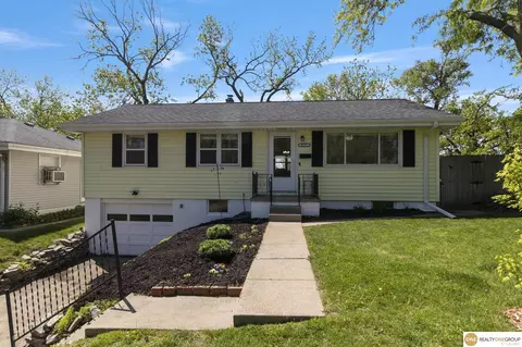 8317 Oakwood St, Ralston, NE 68127