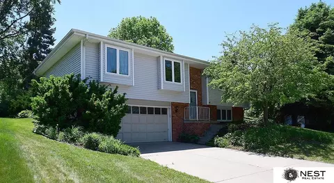 6811 Deerwood Dr, Lincoln, NE 68516
