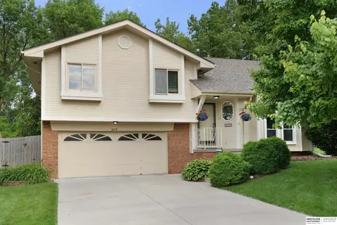 2119 Corn Dr, Papillion, NE 68046
