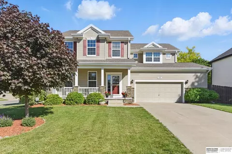 112 Longwood Dr, Papillion, NE 68133