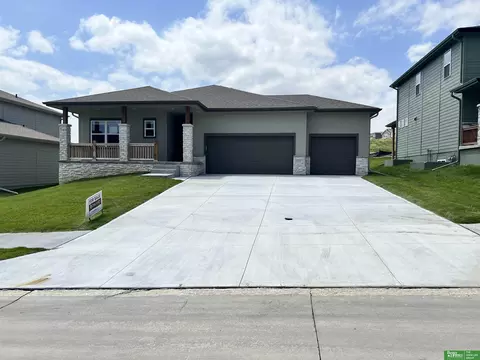 17521 Clay St, Elkhorn, NE 68007