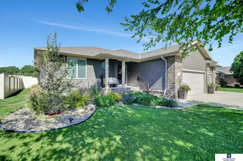 630 Redwood Rd, Grand Island, NE 68803