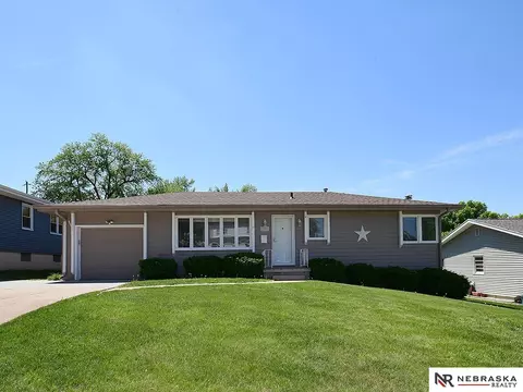 8009 Valley St, Omaha, NE 68124