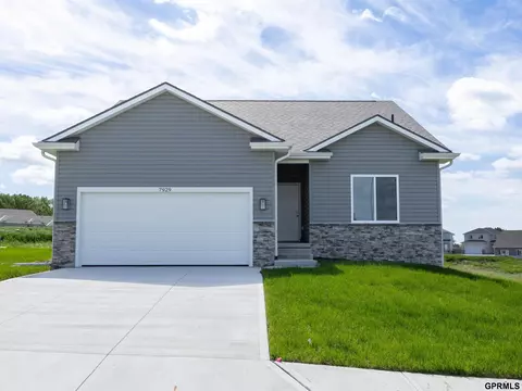7929 N 94 St, Omaha, NE 68122