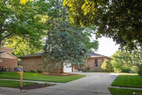6320 Oakridge Dr, Lincoln, NE 68516