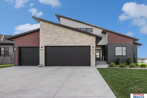 601 N 105 St, Lincoln, NE 68527