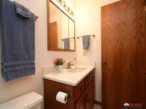 Bath - 930 E 9th St, Hickman, NE 68372 photo 5 of 6