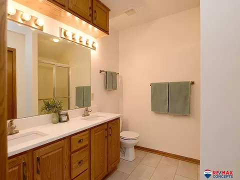 Bath - 930 E 9th St, Hickman, NE 68372 photo 2 of 6