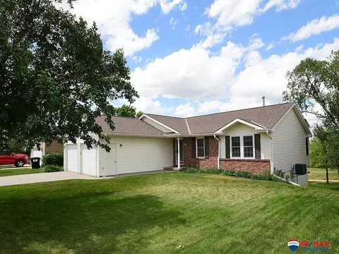 930 E 9th St, Hickman, NE 68372