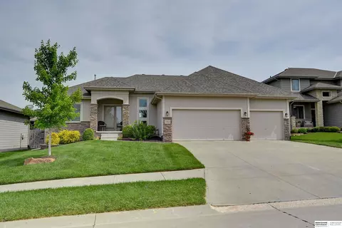 18964 Spaulding Cir, Elkhorn, NE 68022