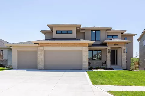 21717 Parkview Dr, Gretna, NE 68028