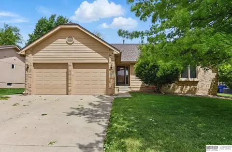 1910 Skyhawk Ave, Papillion, NE 68133