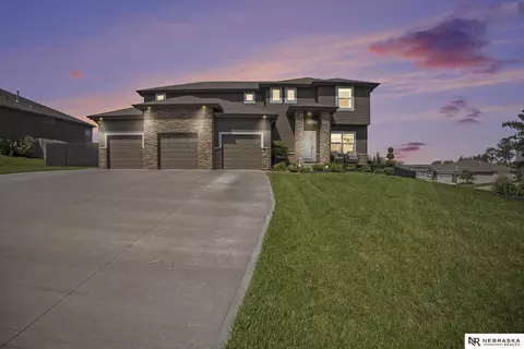 13704 S 50th St, Papillion, NE 68046