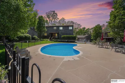 202 Oakridge Ct, Bellevue, NE 68005