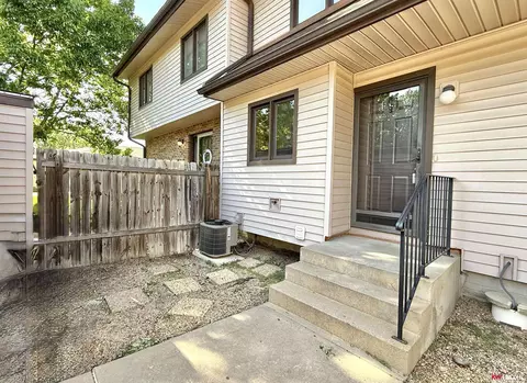 2142 Southwood Pl, Lincoln, NE 68512