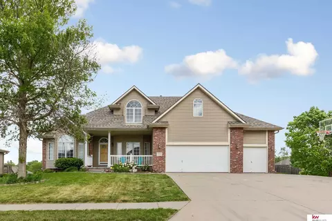 1910 Atlas Dr, Papillion, NE 68133