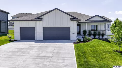 10221 Osprey Ln, Papillion, NE 68046
