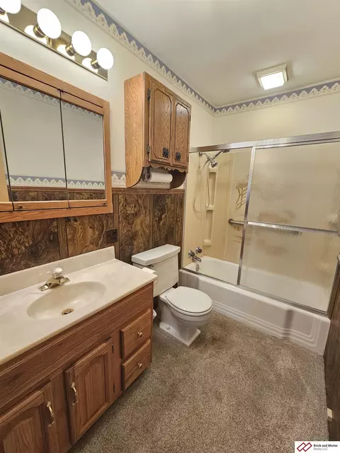 Bath - 1509 N 15th St, Beatrice, NE 68310 photo 1 of 2