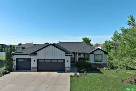 2326 E 16th St, York, NE 68467