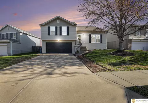 11030 Girard St, Omaha, NE 68142