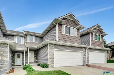 8743 Remi Dr, Lincoln, NE 68526