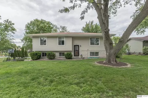 802 Shannon Rd, Papillion, NE 68046