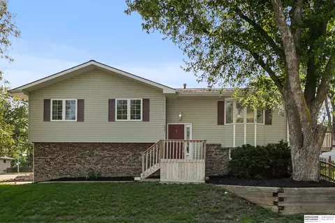 221 Lindale Cir, Hickman, NE 68372