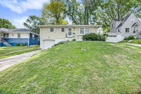 2137 S 49 St, Omaha, NE 68106