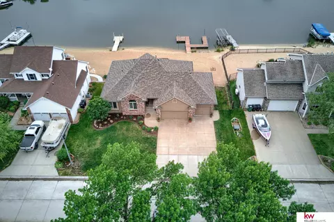 7815 Maui Cir, Papillion, NE 68046