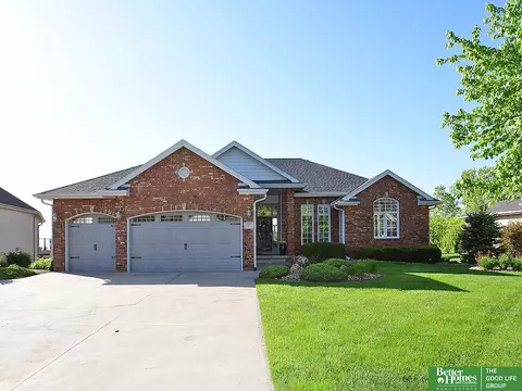 111 Longwood Dr, Papillion, NE 68133