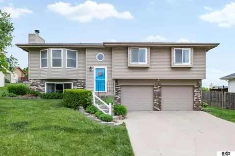 2302 Corn Dr, Papillion, NE 68046