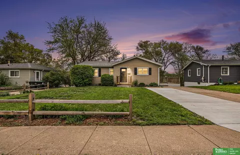 8716 Valley St, Omaha, NE 68124